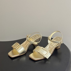 2026春夏新款 Roger vivier 罗杰维维亚 RV 经典方扣一字带高跟凉鞋方头粗跟凉鞋以品牌标 2026春夏新款 Roger vivier 罗杰维维亚 RV 经典方扣一字带高跟凉鞋方头粗跟凉鞋以品牌标