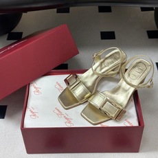 2026春夏新款 Roger vivier 罗杰维维亚 RV 经典方扣一字带高跟凉鞋方头粗跟凉鞋以品牌标 2026春夏新款 Roger vivier 罗杰维维亚 RV 经典方扣一字带高跟凉鞋方头粗跟凉鞋以品牌标