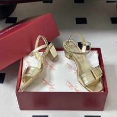 2026春夏新款 Roger vivier 罗杰维维亚 RV 经典方扣一字带高跟凉鞋方头粗跟凉鞋以品牌标 2026春夏新款 Roger vivier 罗杰维维亚 RV 经典方扣一字带高跟凉鞋方头粗跟凉鞋以品牌标