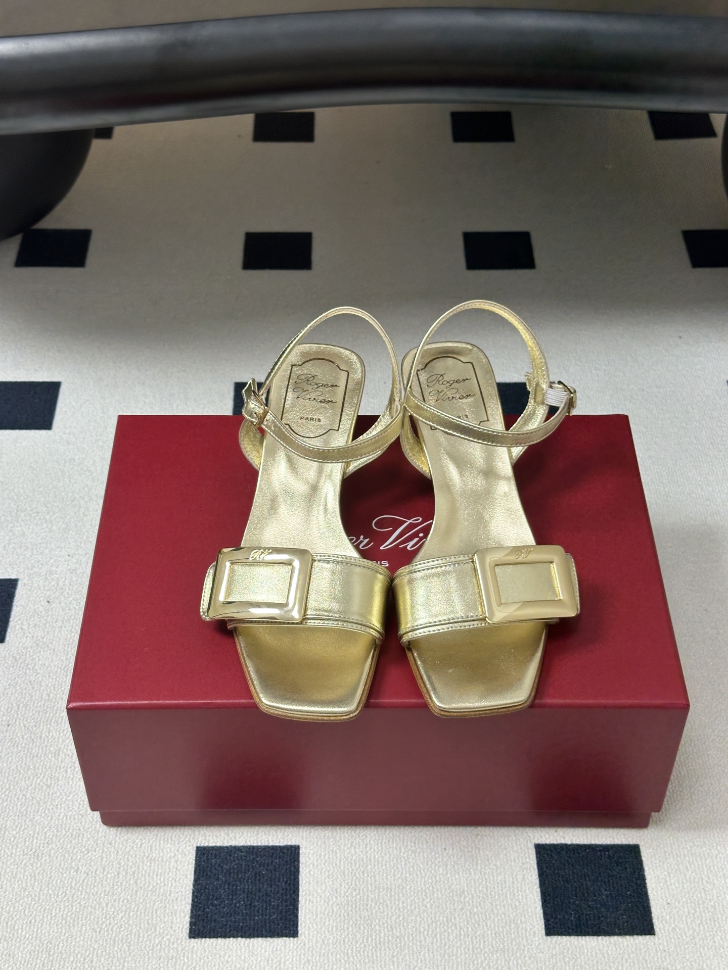2026春夏新款 Roger vivier 罗杰维维亚 RV 经典方扣一字带高跟凉鞋方头粗跟凉鞋以品牌标 2026春夏新款 Roger vivier 罗杰维维亚 RV 经典方扣一字带高跟凉鞋方头粗跟凉鞋以品牌标