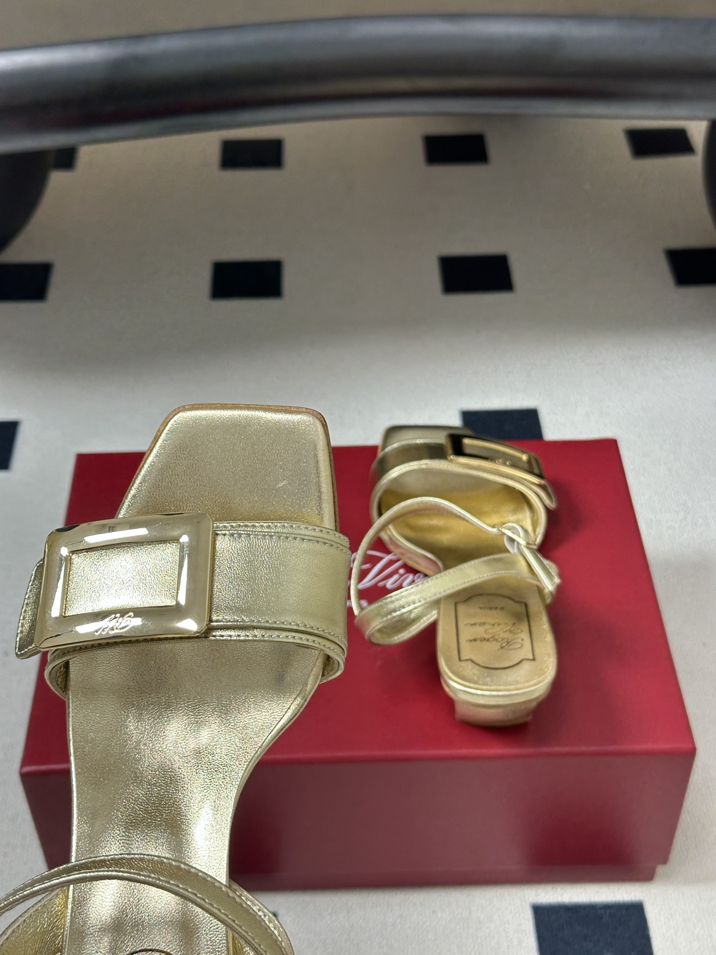 2026春夏新款 Roger vivier 罗杰维维亚 RV 经典方扣一字带高跟凉鞋方头粗跟凉鞋以品牌标 2026春夏新款 Roger vivier 罗杰维维亚 RV 经典方扣一字带高跟凉鞋方头粗跟凉鞋以品牌标