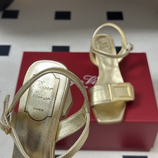 2026春夏新款 Roger vivier 罗杰维维亚 RV 经典方扣一字带高跟凉鞋方头粗跟凉鞋以品牌标 2026春夏新款 Roger vivier 罗杰维维亚 RV 经典方扣一字带高跟凉鞋方头粗跟凉鞋以品牌标