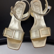 2026春夏新款 Roger vivier 罗杰维维亚 RV 经典方扣一字带高跟凉鞋方头粗跟凉鞋以品牌标 2026春夏新款 Roger vivier 罗杰维维亚 RV 经典方扣一字带高跟凉鞋方头粗跟凉鞋以品牌标