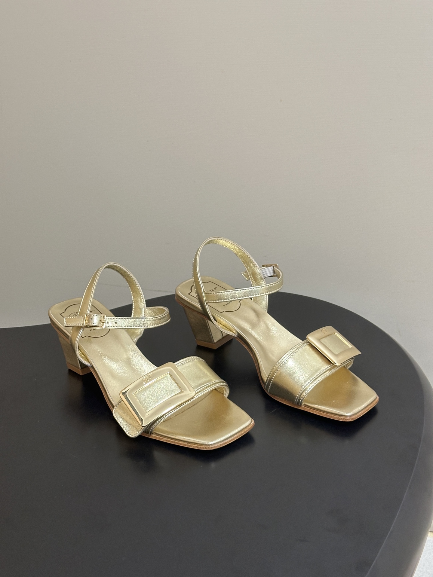 2026春夏新款 Roger vivier 罗杰维维亚 RV 经典方扣一字带高跟凉鞋方头粗跟凉鞋以品牌标