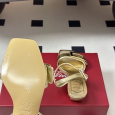 2026春夏新款 Roger vivier 罗杰维维亚 RV 经典方扣一字带高跟凉鞋方头粗跟凉鞋以品牌标 2026春夏新款 Roger vivier 罗杰维维亚 RV 经典方扣一字带高跟凉鞋方头粗跟凉鞋以品牌标
