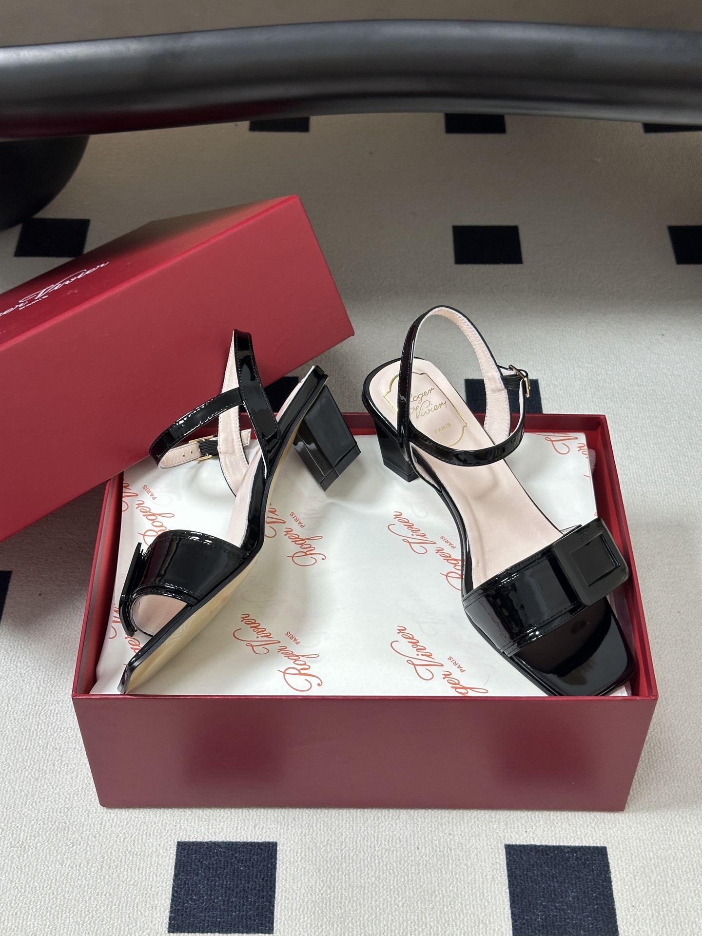 2026春夏新款 Roger vivier 罗杰维维亚 RV 经典方扣一字带高跟凉鞋方头粗跟凉鞋以品牌标 2026春夏新款 Roger vivier 罗杰维维亚 RV 经典方扣一字带高跟凉鞋方头粗跟凉鞋以品牌标