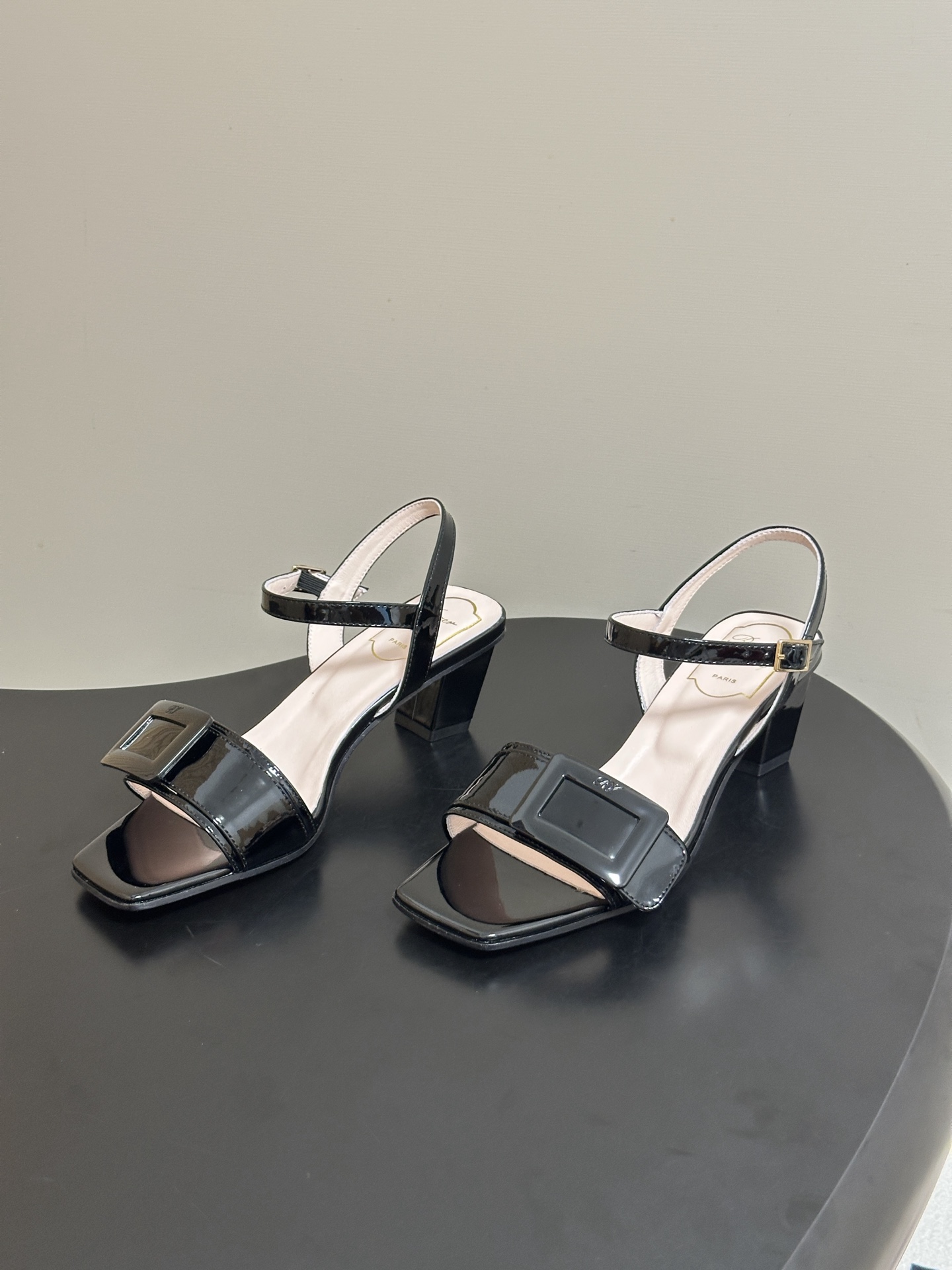 2026春夏新款 Roger vivier 罗杰维维亚 RV 经典方扣一字带高跟凉鞋方头粗跟凉鞋以品牌标 2026春夏新款 Roger vivier 罗杰维维亚 RV 经典方扣一字带高跟凉鞋方头粗跟凉鞋以品牌标