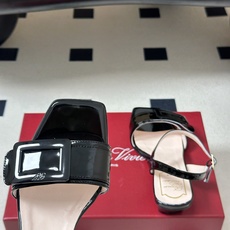 2026春夏新款 Roger vivier 罗杰维维亚 RV 经典方扣一字带高跟凉鞋方头粗跟凉鞋以品牌标 2026春夏新款 Roger vivier 罗杰维维亚 RV 经典方扣一字带高跟凉鞋方头粗跟凉鞋以品牌标