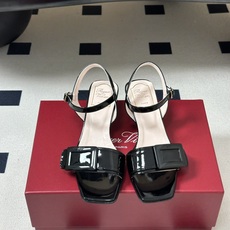 2026春夏新款 Roger vivier 罗杰维维亚 RV 经典方扣一字带高跟凉鞋方头粗跟凉鞋以品牌标 2026春夏新款 Roger vivier 罗杰维维亚 RV 经典方扣一字带高跟凉鞋方头粗跟凉鞋以品牌标