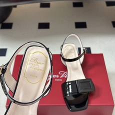 2026春夏新款 Roger vivier 罗杰维维亚 RV 经典方扣一字带高跟凉鞋方头粗跟凉鞋以品牌标 2026春夏新款 Roger vivier 罗杰维维亚 RV 经典方扣一字带高跟凉鞋方头粗跟凉鞋以品牌标