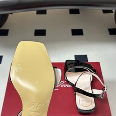 2026春夏新款 Roger vivier 罗杰维维亚 RV 经典方扣一字带高跟凉鞋方头粗跟凉鞋以品牌标 2026春夏新款 Roger vivier 罗杰维维亚 RV 经典方扣一字带高跟凉鞋方头粗跟凉鞋以品牌标