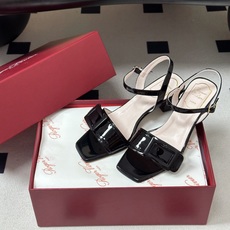 2026春夏新款 Roger vivier 罗杰维维亚 RV 经典方扣一字带高跟凉鞋方头粗跟凉鞋以品牌标 2026春夏新款 Roger vivier 罗杰维维亚 RV 经典方扣一字带高跟凉鞋方头粗跟凉鞋以品牌标