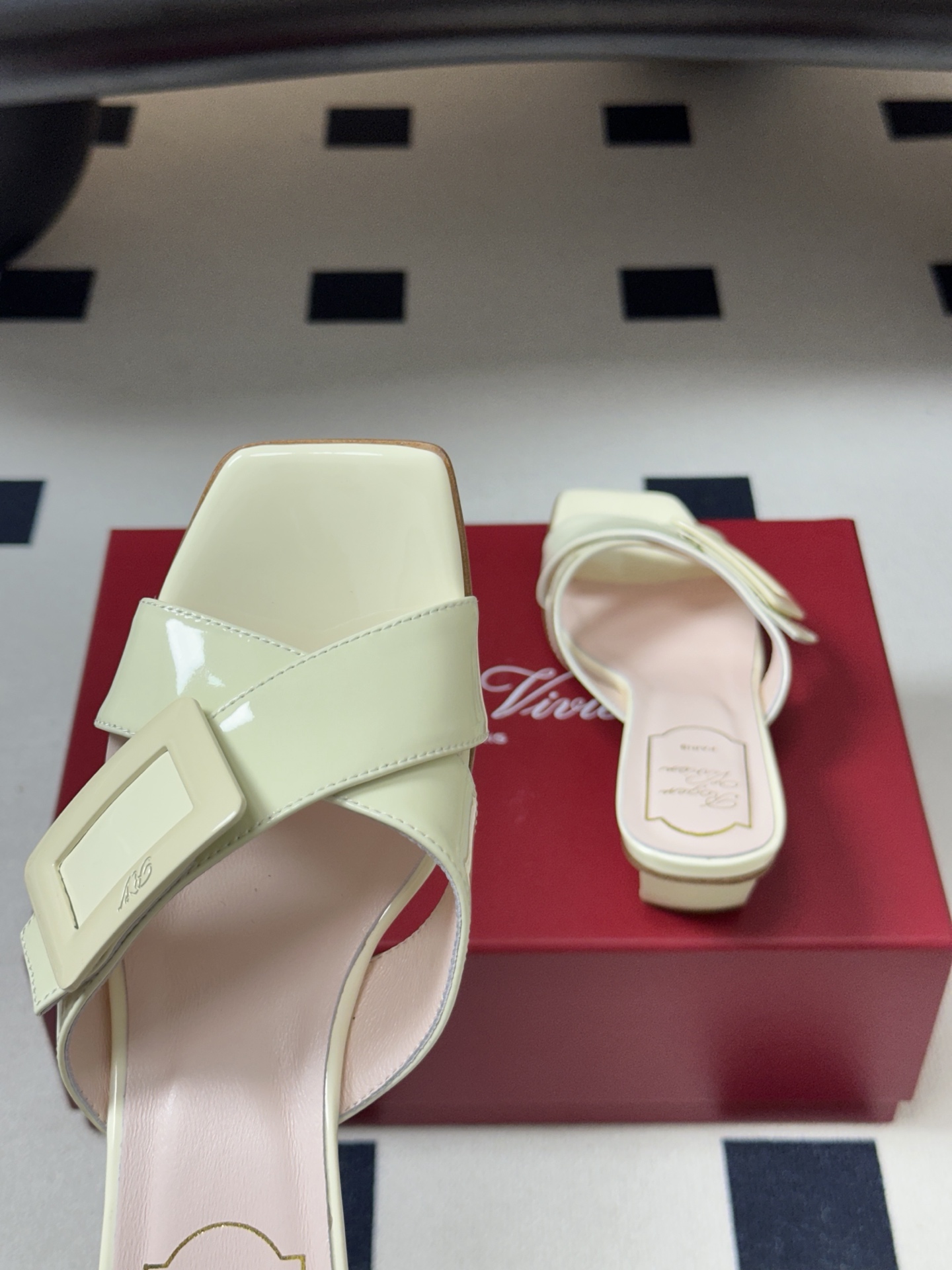 2026春夏新款 Roger vivier 罗杰维维亚 RV 经典方扣一字带高跟拖鞋方头粗跟凉拖鞋以品牌