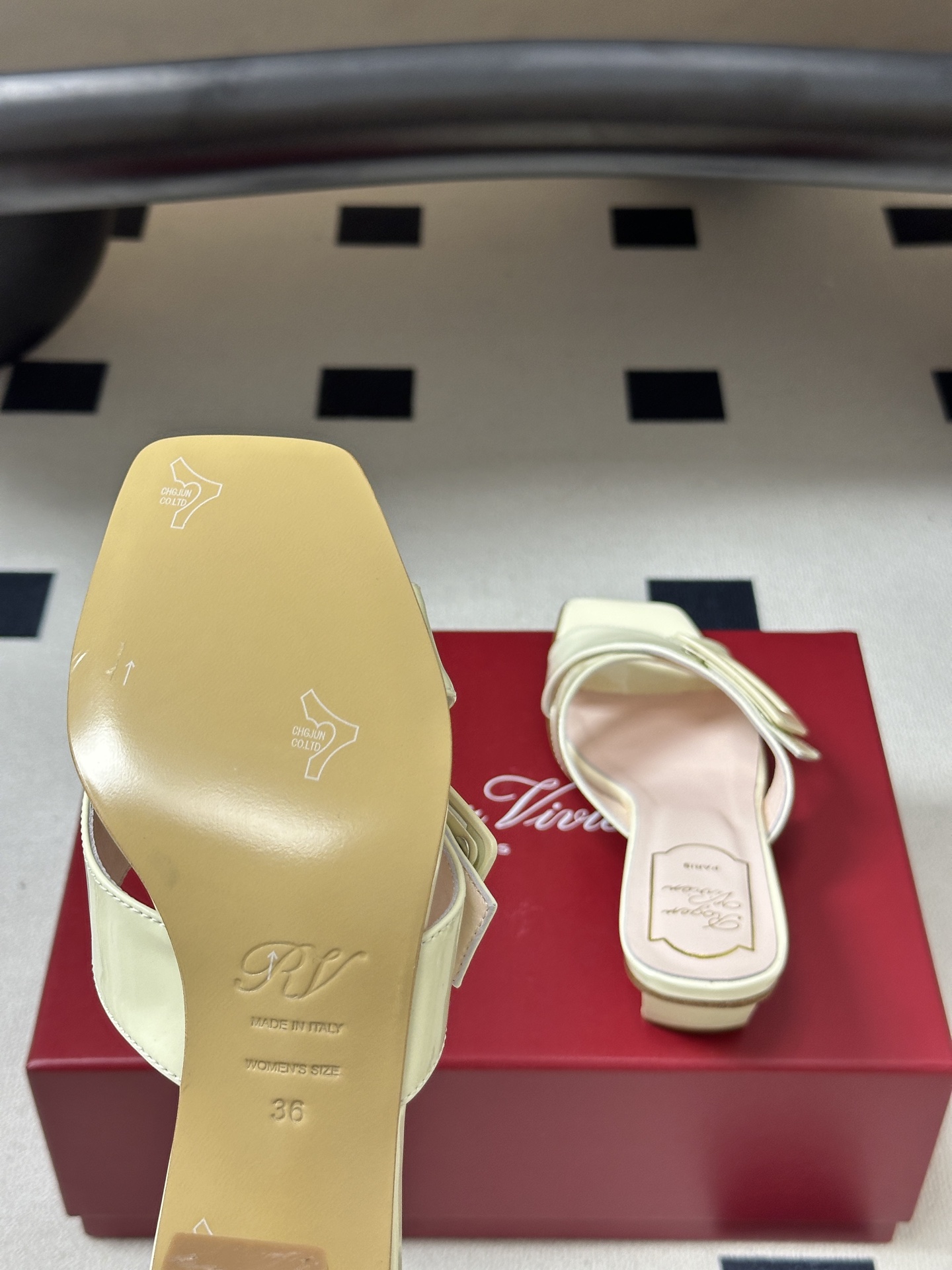 2026春夏新款 Roger vivier 罗杰维维亚 RV 经典方扣一字带高跟拖鞋方头粗跟凉拖鞋以品牌