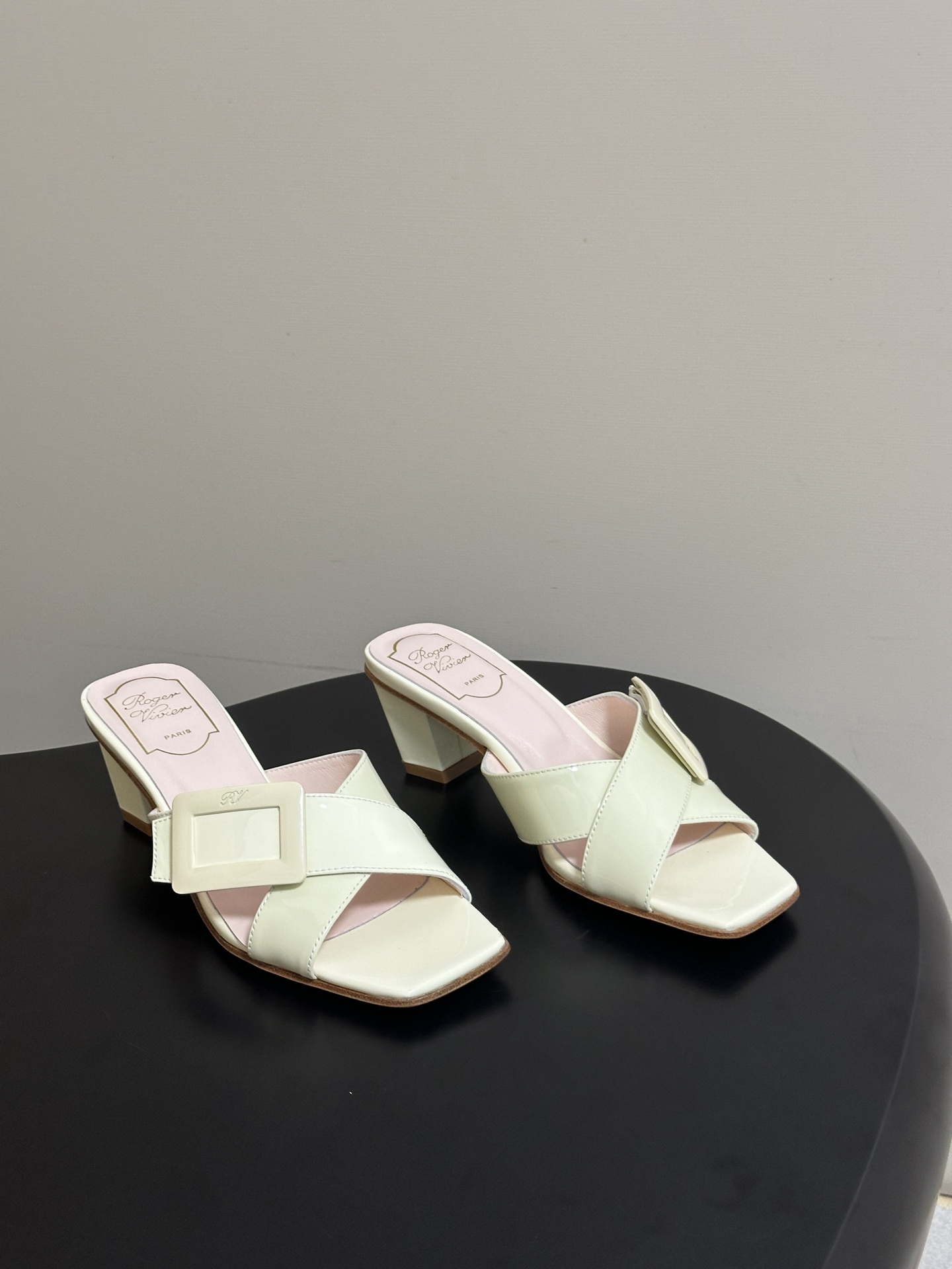 2026春夏新款 Roger vivier 罗杰维维亚 RV 经典方扣一字带高跟拖鞋方头粗跟凉拖鞋以品牌