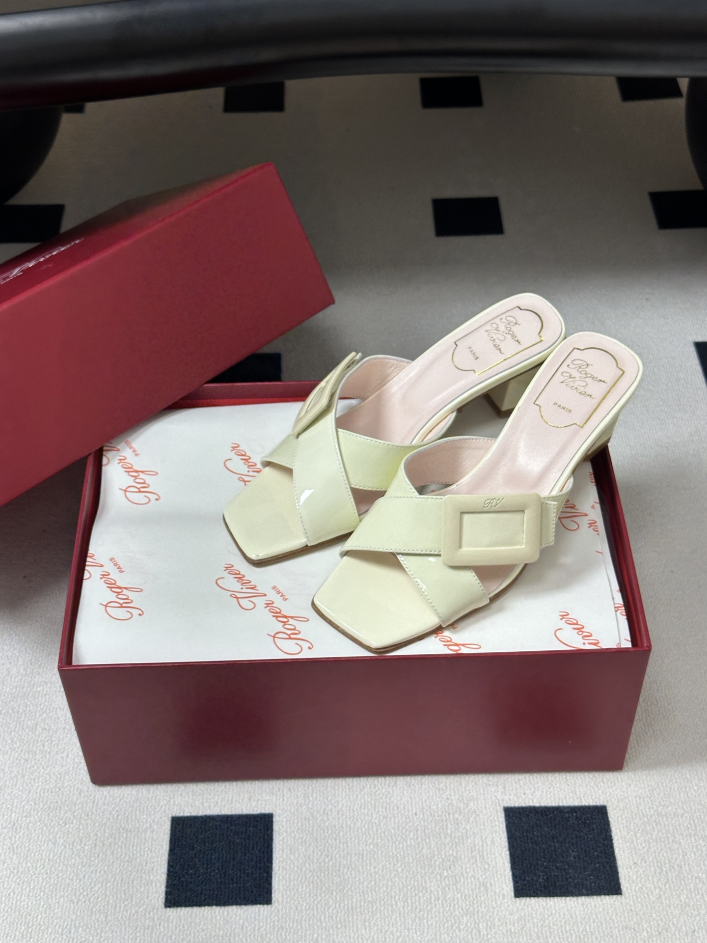 2026春夏新款 Roger vivier 罗杰维维亚 RV 经典方扣一字带高跟拖鞋方头粗跟凉拖鞋以品牌