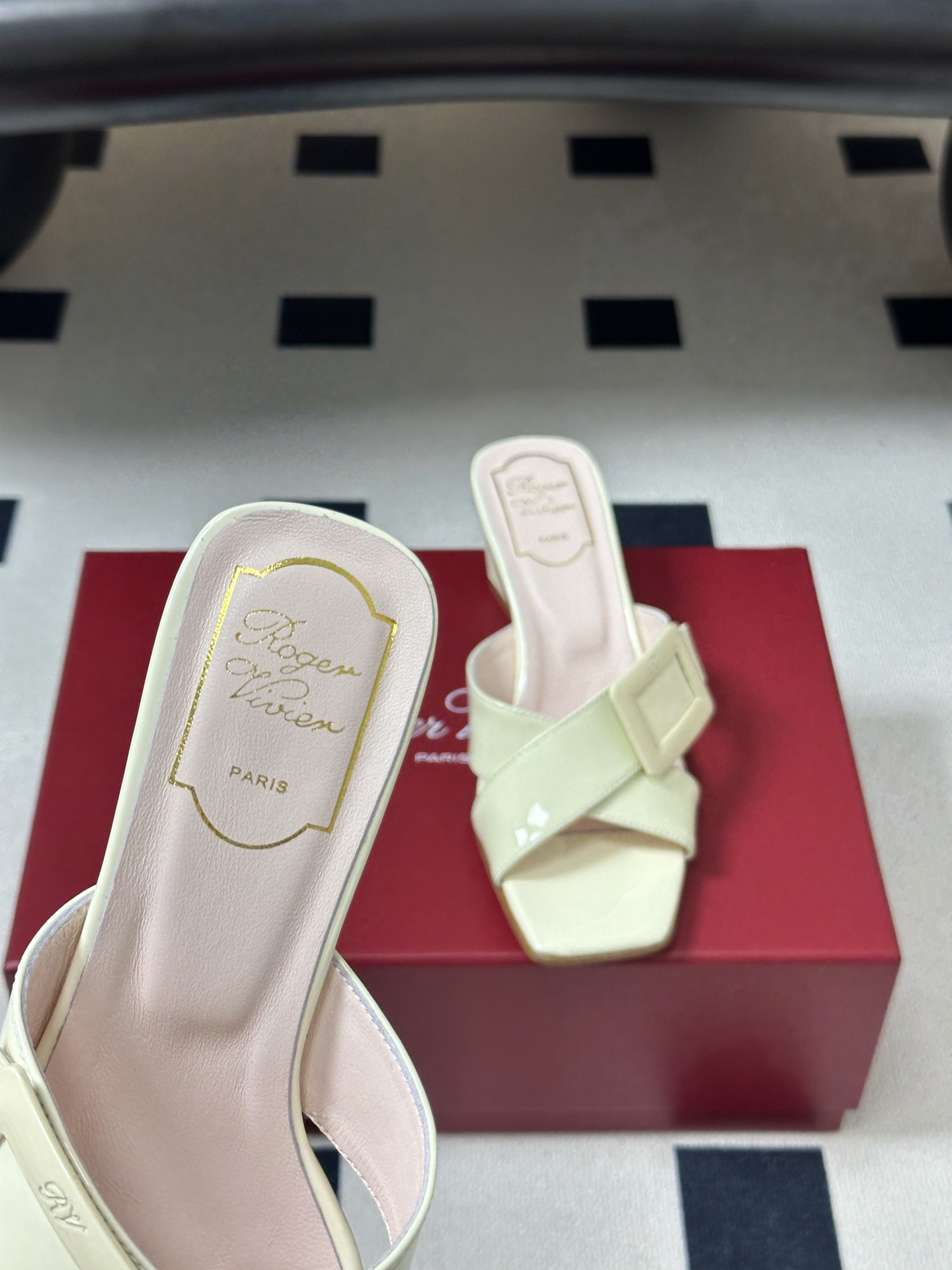 2026春夏新款 Roger vivier 罗杰维维亚 RV 经典方扣一字带高跟拖鞋方头粗跟凉拖鞋以品牌