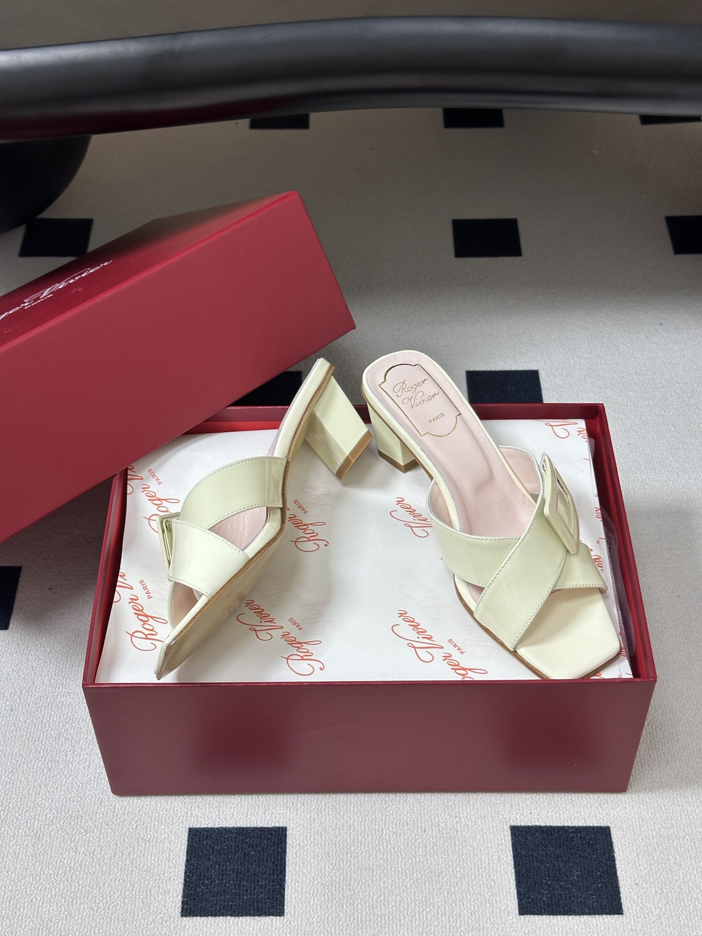 2026春夏新款 Roger vivier 罗杰维维亚 RV 经典方扣一字带高跟拖鞋方头粗跟凉拖鞋以品牌