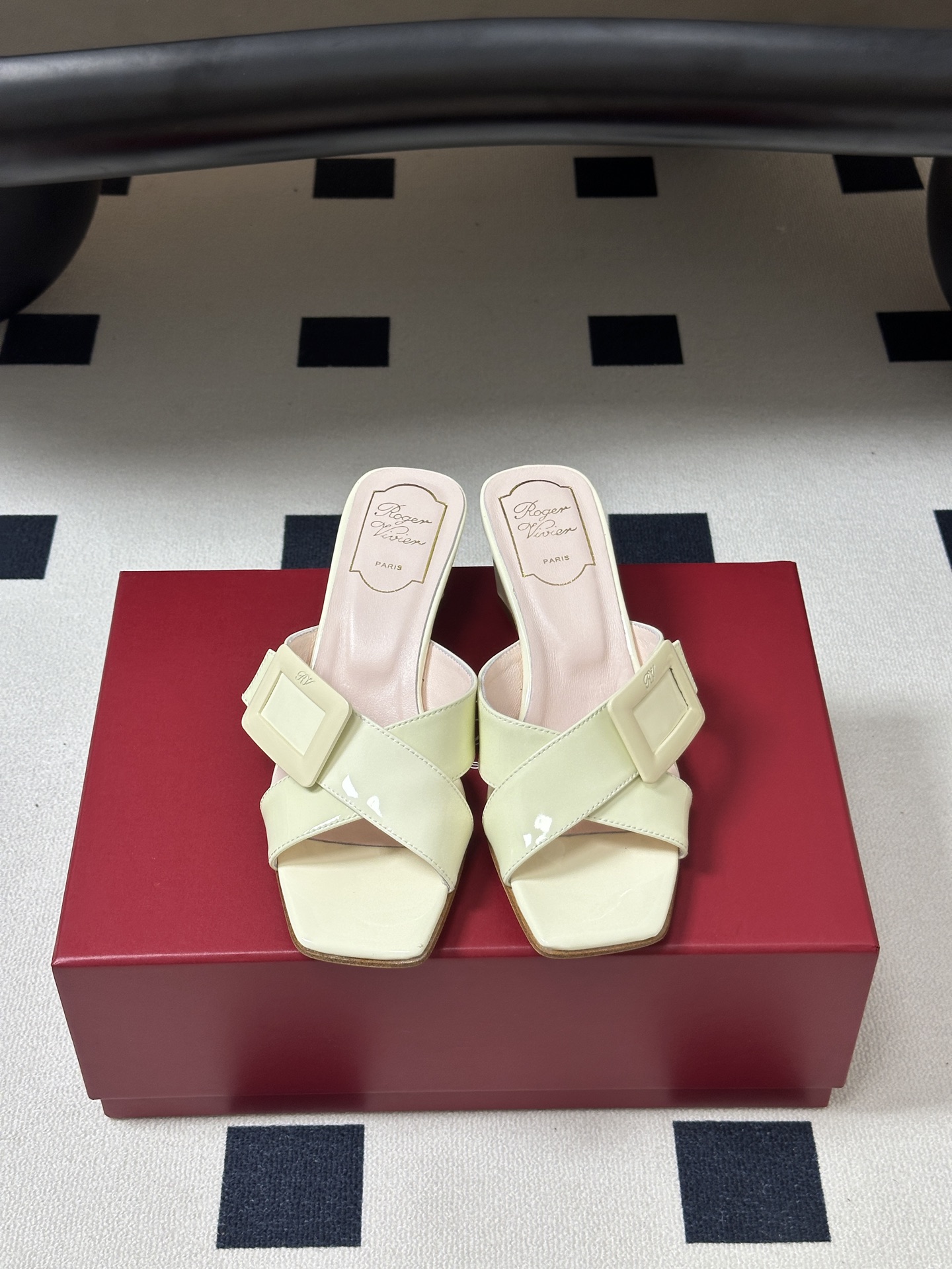 2026春夏新款 Roger vivier 罗杰维维亚 RV 经典方扣一字带高跟拖鞋方头粗跟凉拖鞋以品牌