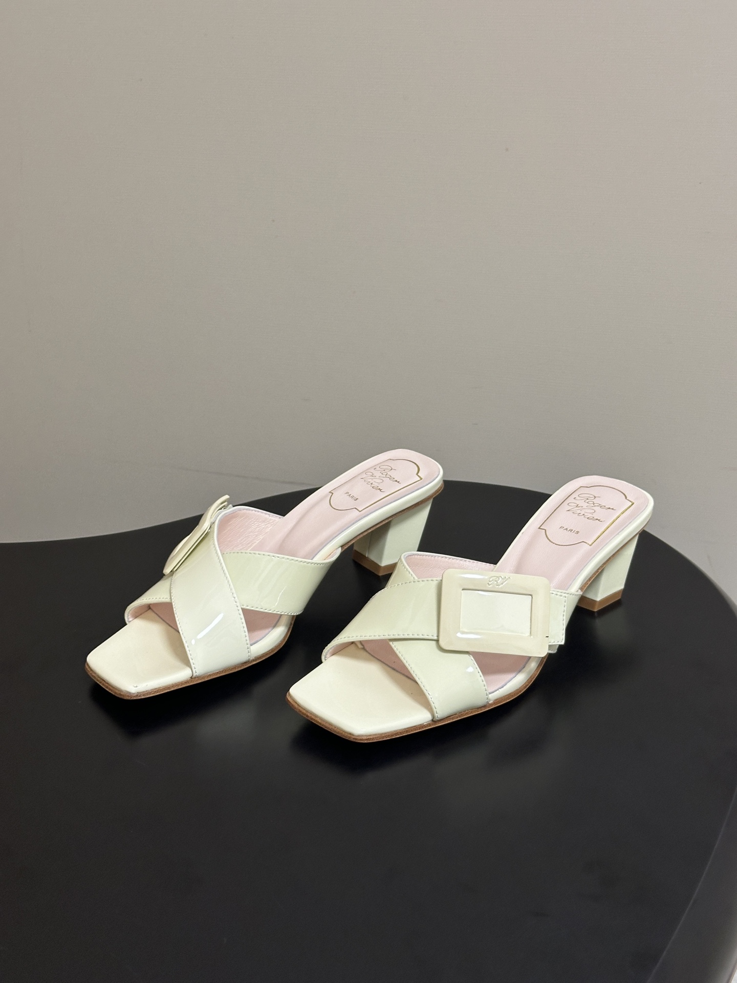 2026春夏新款 Roger vivier 罗杰维维亚 RV 经典方扣一字带高跟拖鞋方头粗跟凉拖鞋以品牌