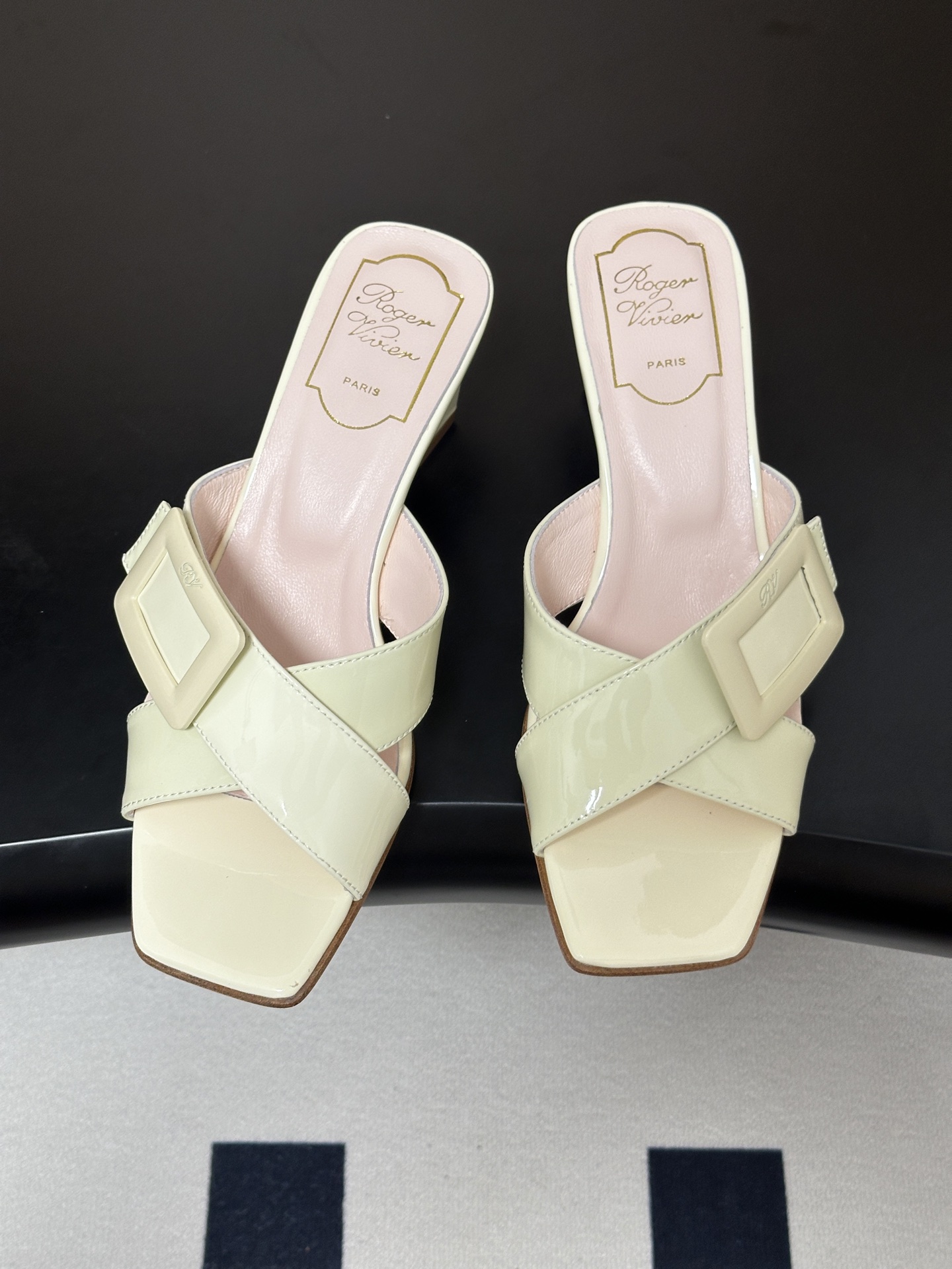 2026春夏新款 Roger vivier 罗杰维维亚 RV 经典方扣一字带高跟拖鞋方头粗跟凉拖鞋以品牌