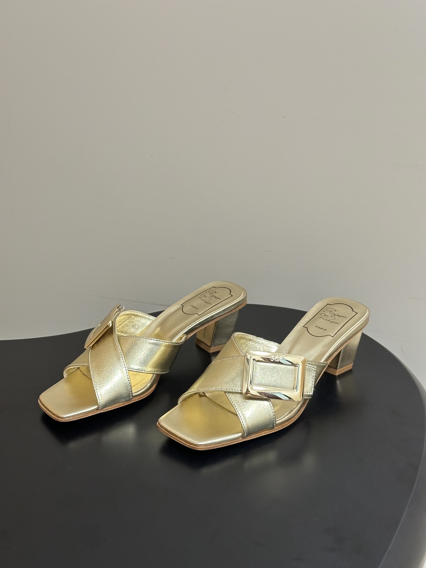 2026春夏新款 Roger vivier 罗杰维维亚 RV 经典方扣一字带高跟拖鞋方头粗跟凉拖鞋以品牌