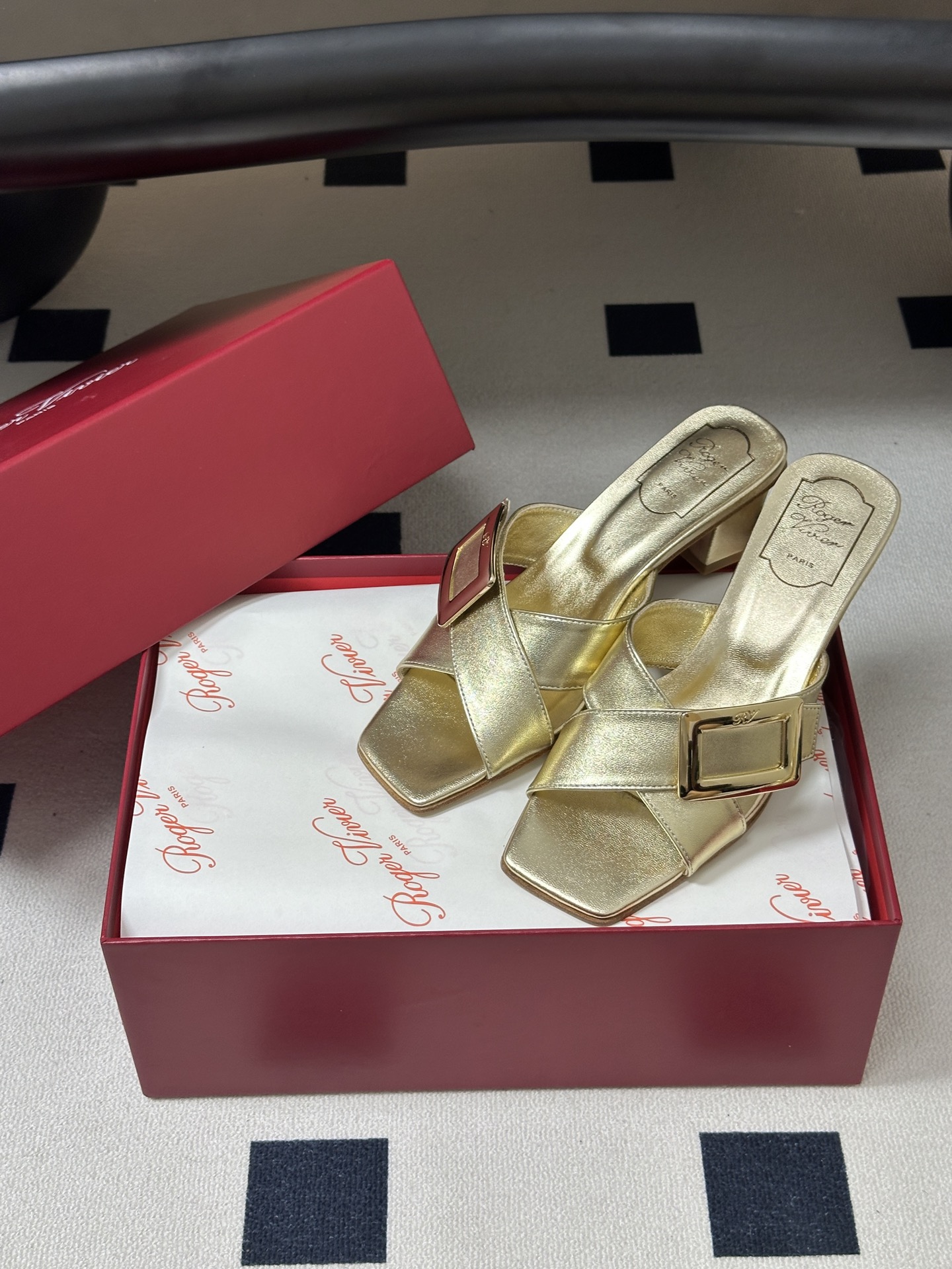 2026春夏新款 Roger vivier 罗杰维维亚 RV 经典方扣一字带高跟拖鞋方头粗跟凉拖鞋以品牌