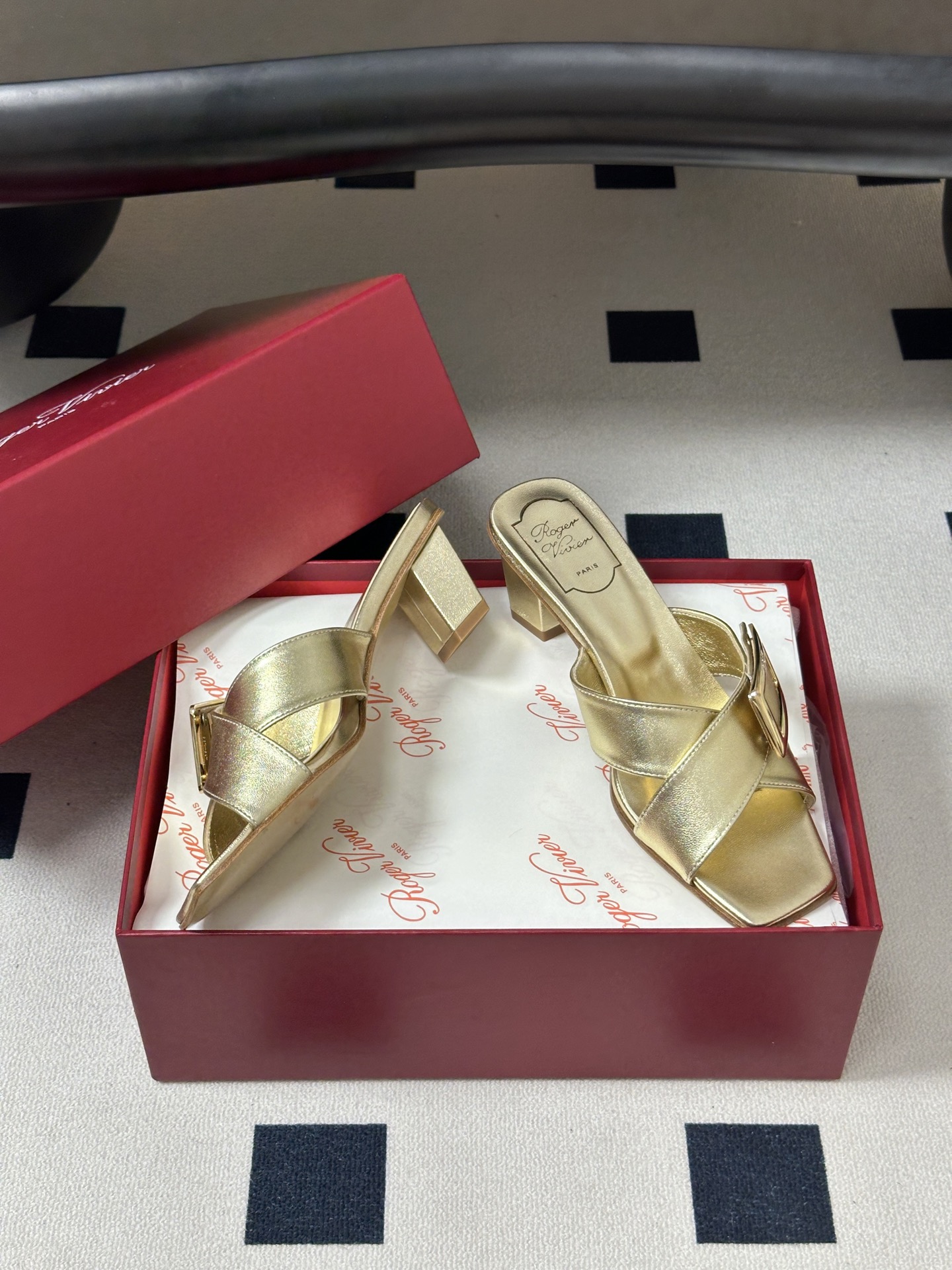 2026春夏新款 Roger vivier 罗杰维维亚 RV 经典方扣一字带高跟拖鞋方头粗跟凉拖鞋以品牌