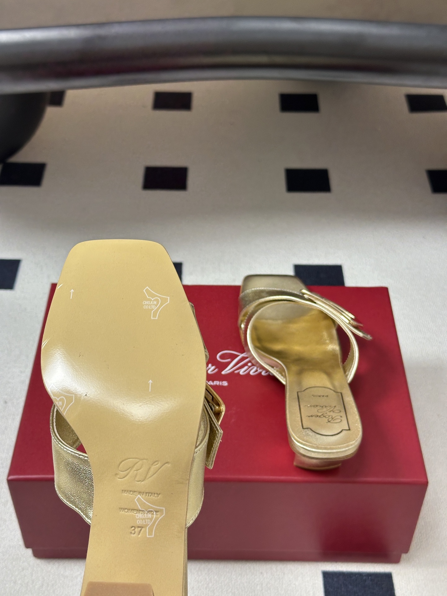 2026春夏新款 Roger vivier 罗杰维维亚 RV 经典方扣一字带高跟拖鞋方头粗跟凉拖鞋以品牌