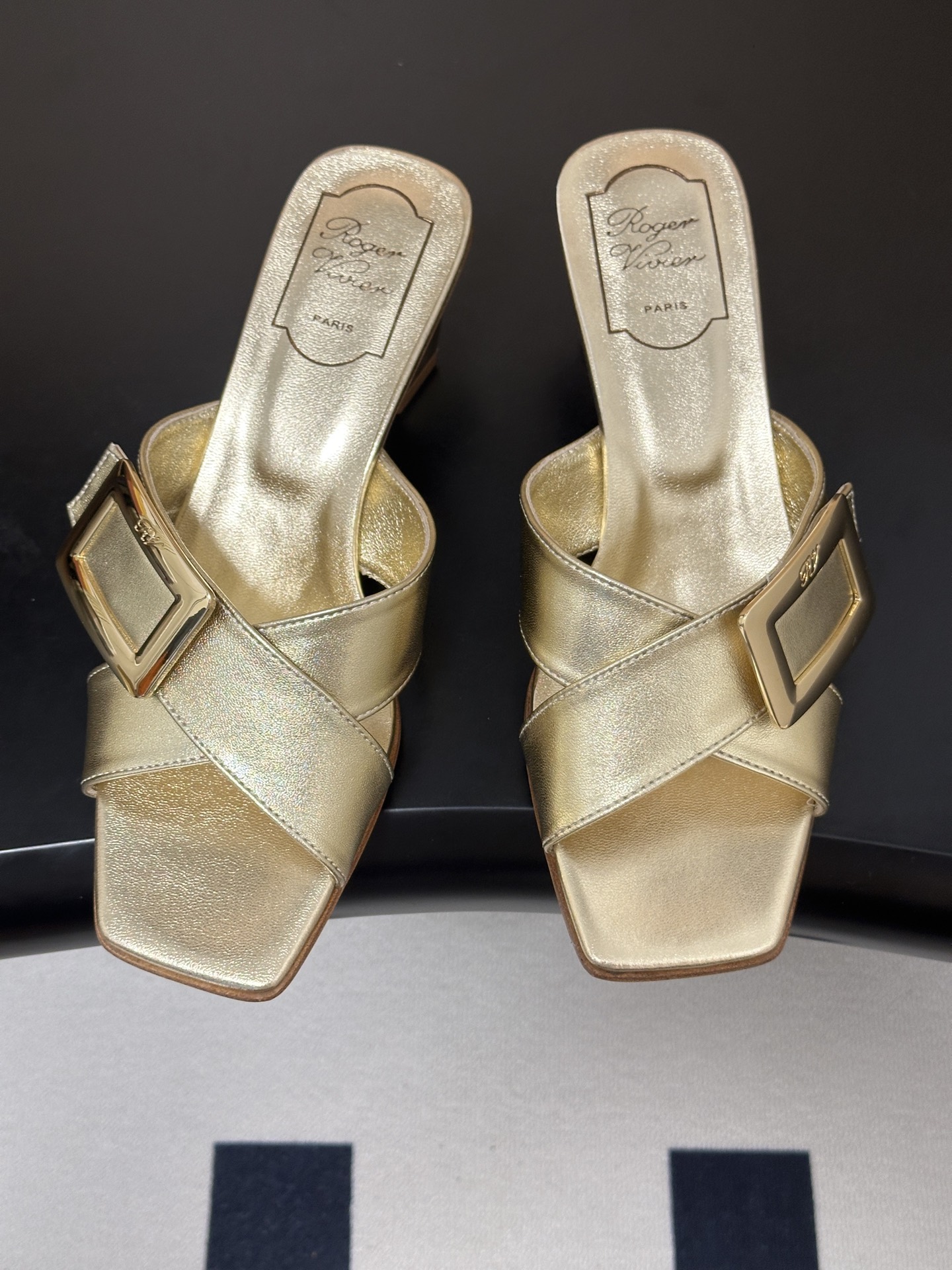 2026春夏新款 Roger vivier 罗杰维维亚 RV 经典方扣一字带高跟拖鞋方头粗跟凉拖鞋以品牌