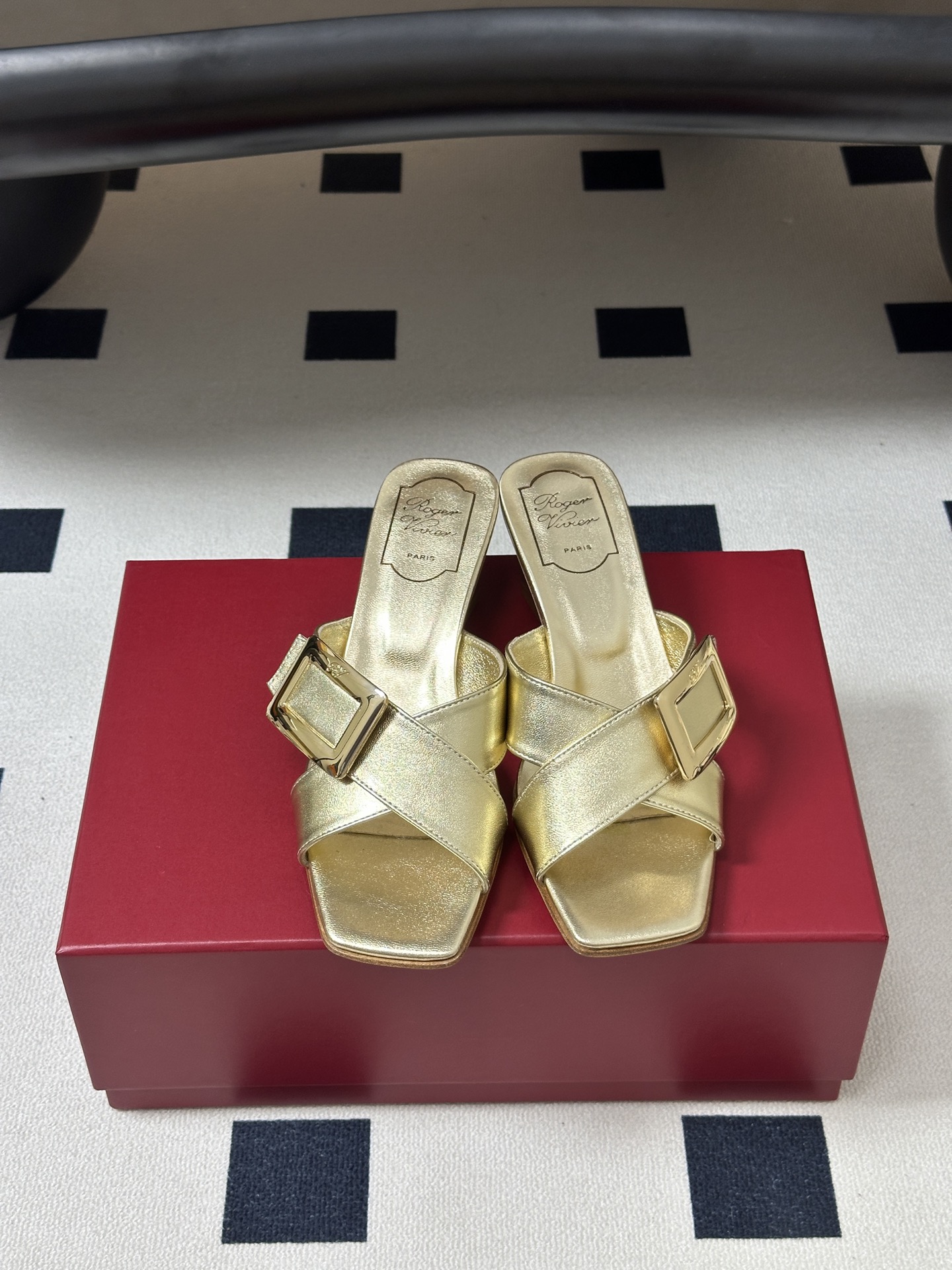 2026春夏新款 Roger vivier 罗杰维维亚 RV 经典方扣一字带高跟拖鞋方头粗跟凉拖鞋以品牌
