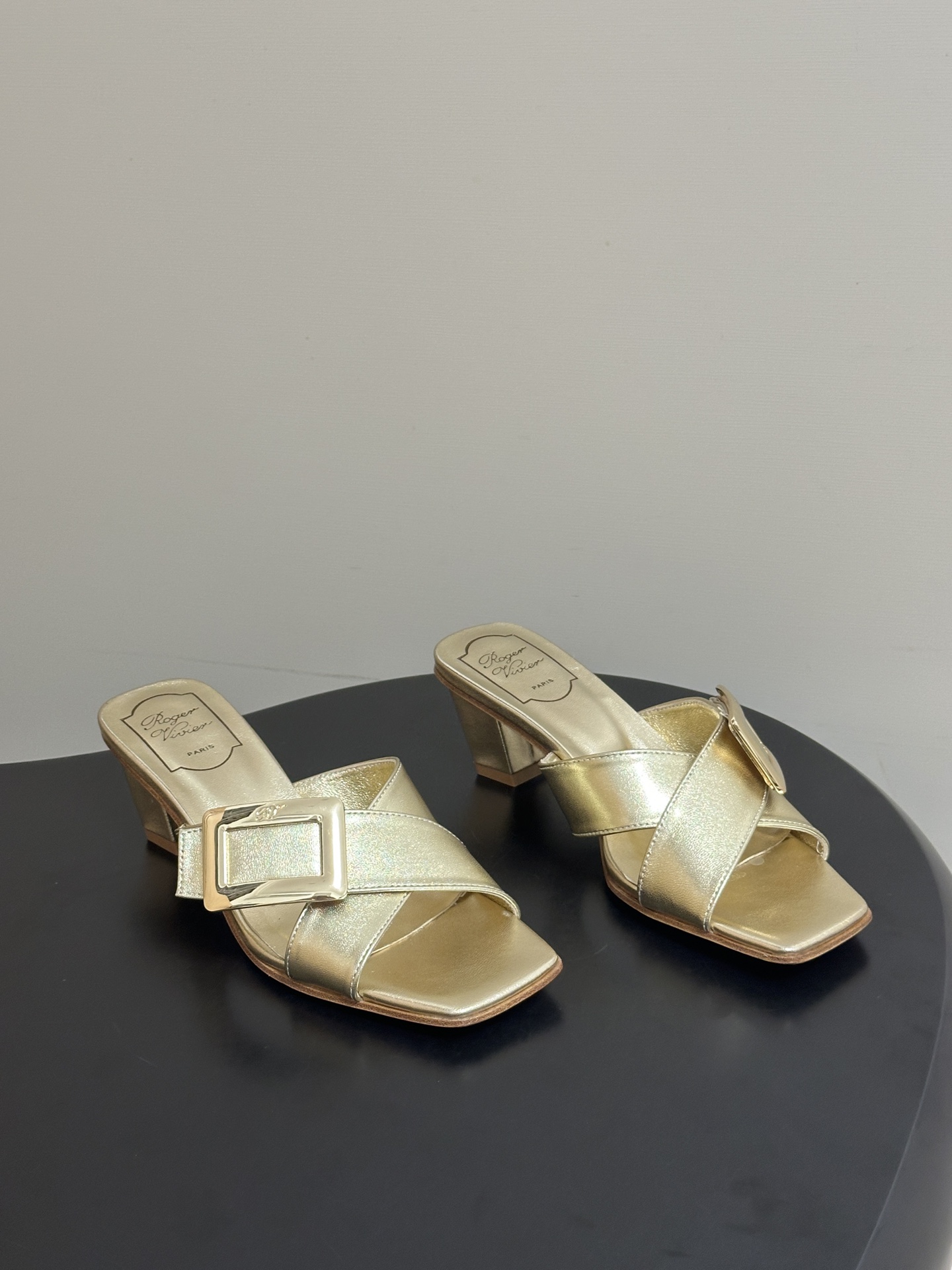 2026春夏新款 Roger vivier 罗杰维维亚 RV 经典方扣一字带高跟拖鞋方头粗跟凉拖鞋以品牌