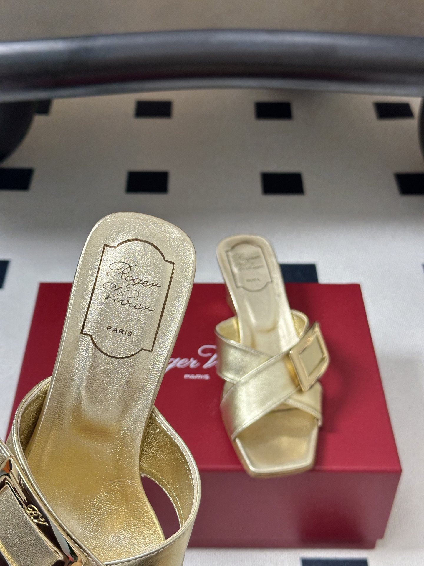 2026春夏新款 Roger vivier 罗杰维维亚 RV 经典方扣一字带高跟拖鞋方头粗跟凉拖鞋以品牌