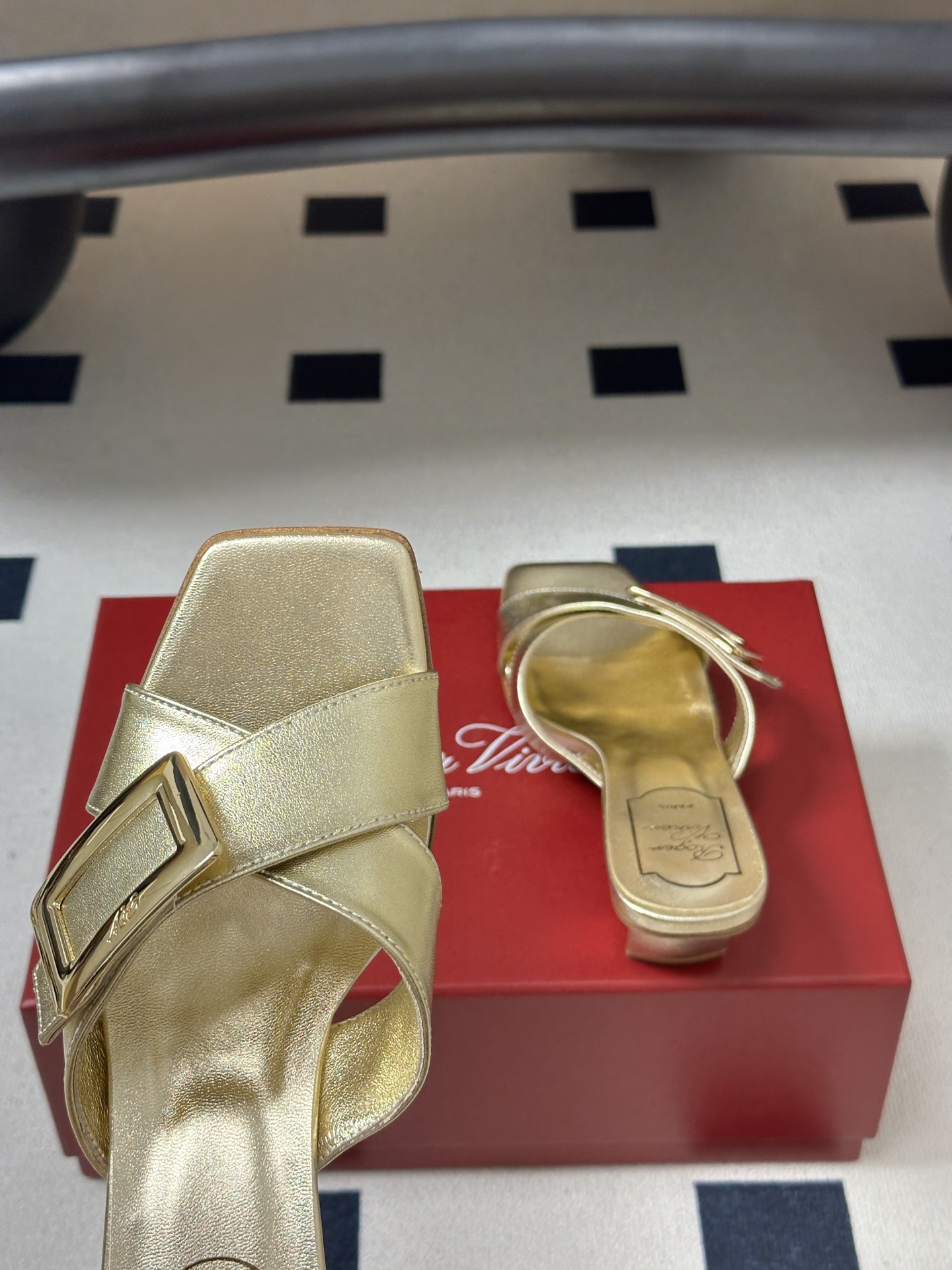 2026春夏新款 Roger vivier 罗杰维维亚 RV 经典方扣一字带高跟拖鞋方头粗跟凉拖鞋以品牌
