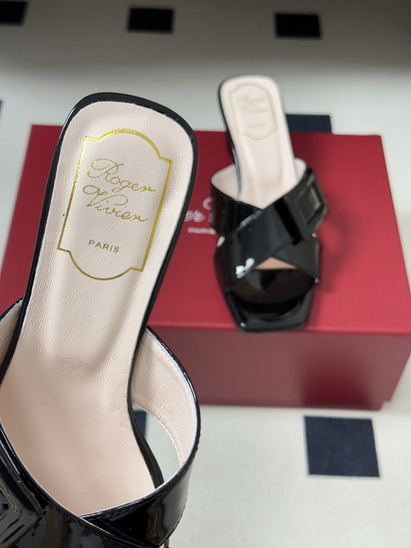 2026春夏新款 Roger vivier 罗杰维维亚 RV 经典方扣一字带高跟拖鞋方头粗跟凉拖鞋以品牌