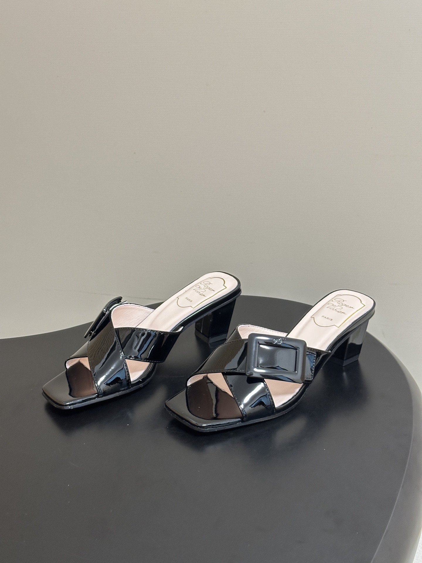 2026春夏新款 Roger vivier 罗杰维维亚 RV 经典方扣一字带高跟拖鞋方头粗跟凉拖鞋以品牌