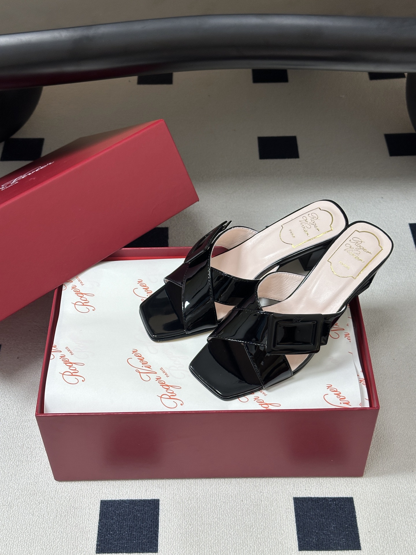2026春夏新款 Roger vivier 罗杰维维亚 RV 经典方扣一字带高跟拖鞋方头粗跟凉拖鞋以品牌