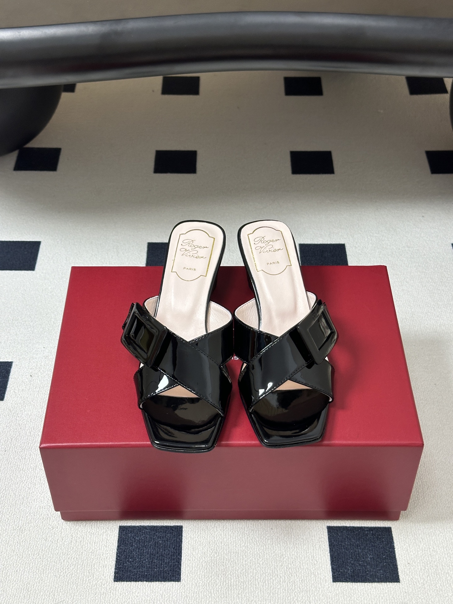 2026春夏新款 Roger vivier 罗杰维维亚 RV 经典方扣一字带高跟拖鞋方头粗跟凉拖鞋以品牌