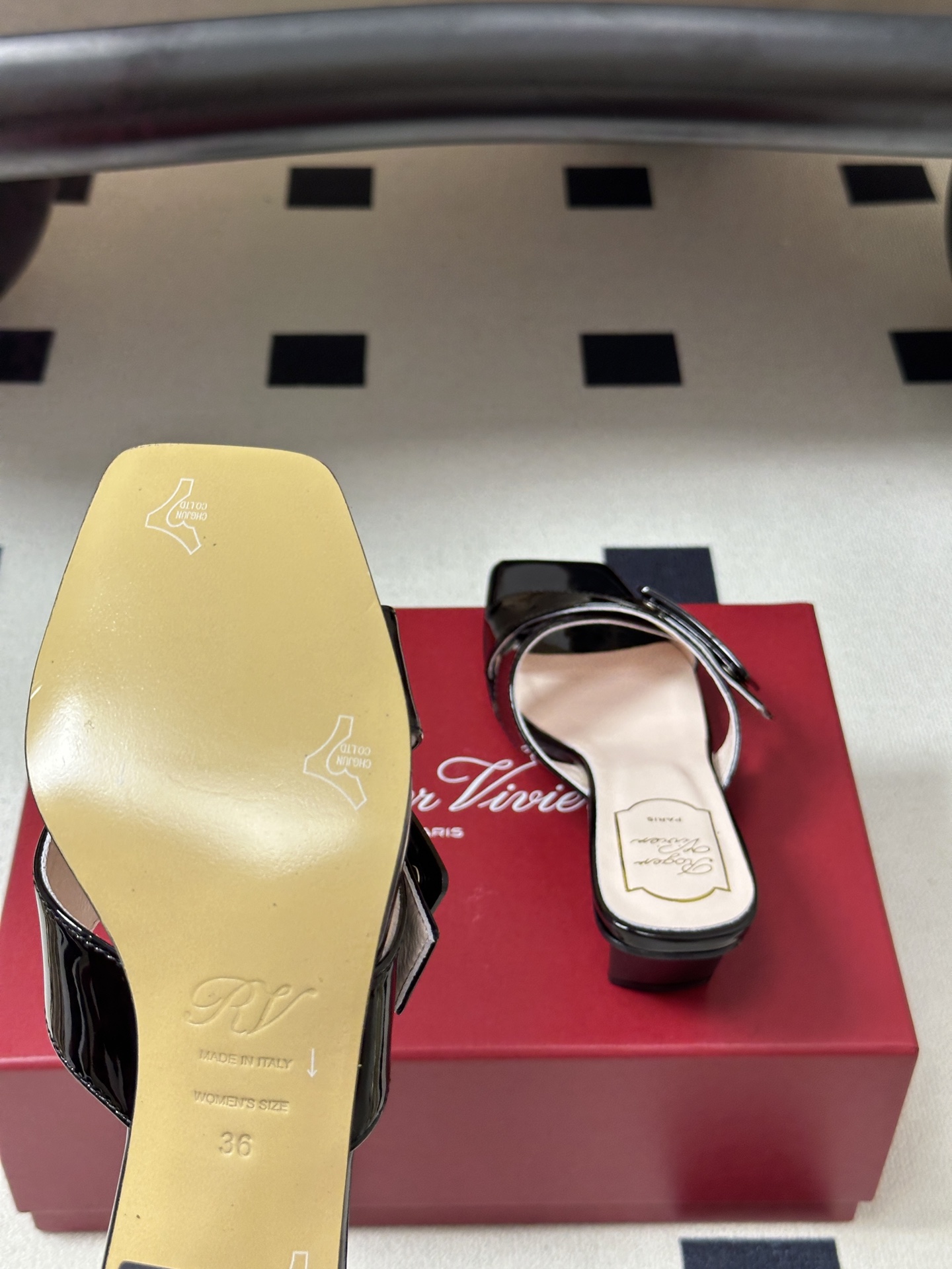 2026春夏新款 Roger vivier 罗杰维维亚 RV 经典方扣一字带高跟拖鞋方头粗跟凉拖鞋以品牌