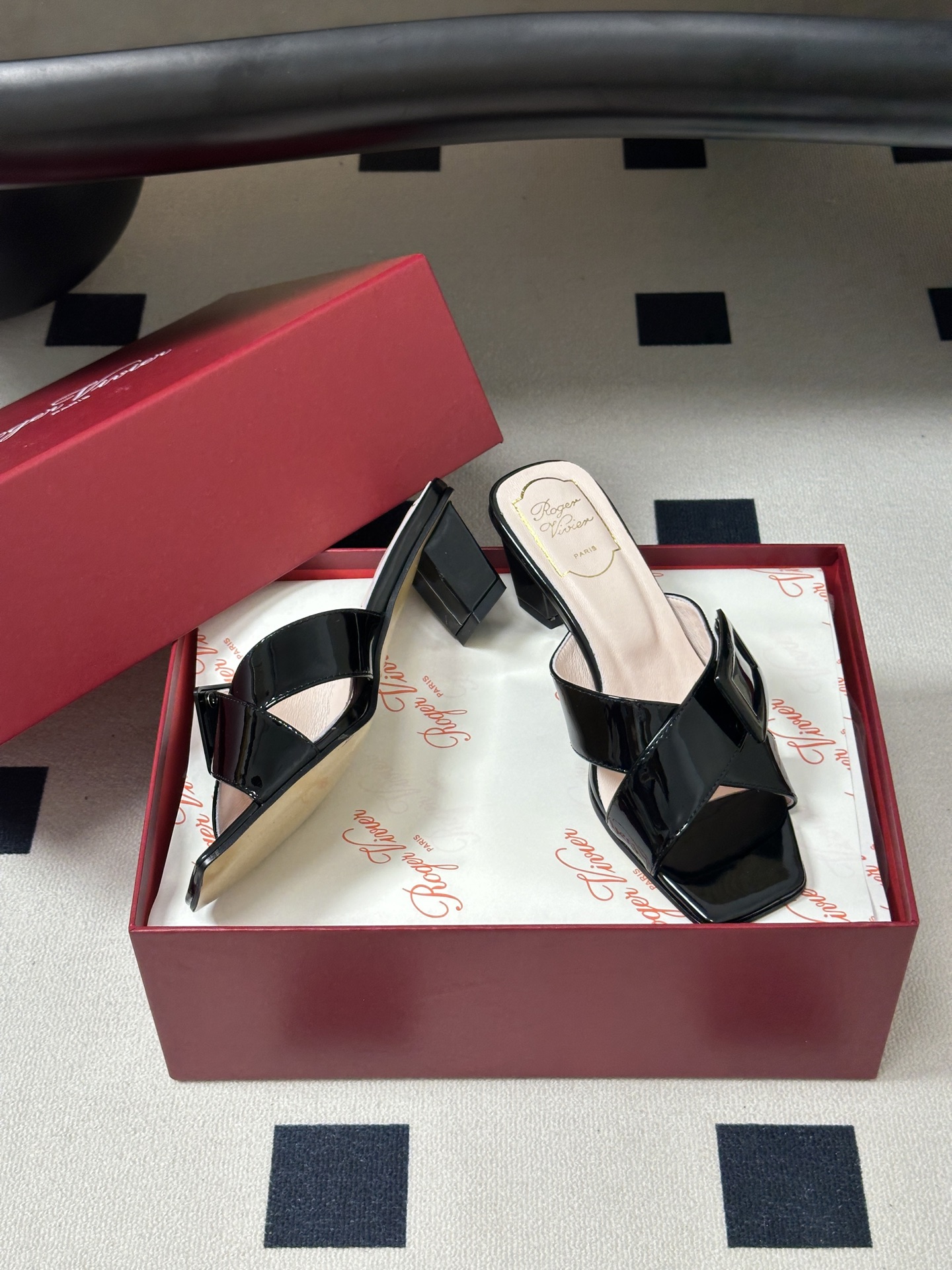 2026春夏新款 Roger vivier 罗杰维维亚 RV 经典方扣一字带高跟拖鞋方头粗跟凉拖鞋以品牌