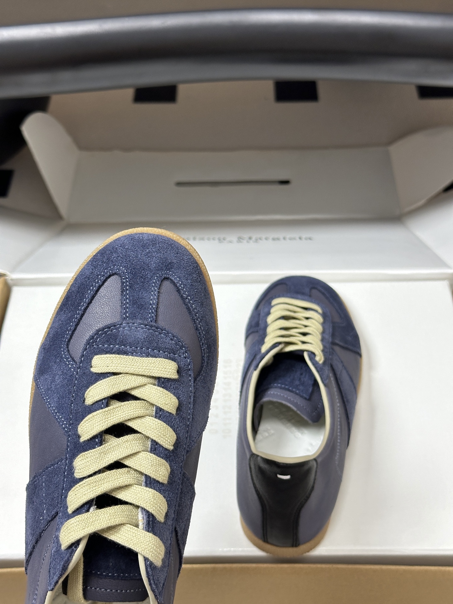男➕10 顶级品质(飞机盒➕10 下单备注)Maison Margiela MM6马吉拉 经典款德训鞋2 男➕10 顶级品质(飞机盒➕10 下单备注)Maison Margiela MM6马吉拉 经典款德训鞋2