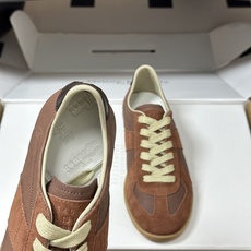 男➕10 顶级品质(飞机盒➕10 下单备注)Maison Margiela MM6马吉拉 经典款德训鞋2 男➕10 顶级品质(飞机盒➕10 下单备注)Maison Margiela MM6马吉拉 经典款德训鞋2