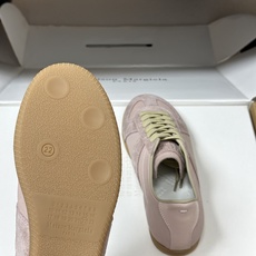 男➕10 顶级品质(飞机盒➕10 下单备注)Maison Margiela MM6马吉拉 经典款德训鞋2 男➕10 顶级品质(飞机盒➕10 下单备注)Maison Margiela MM6马吉拉 经典款德训鞋2
