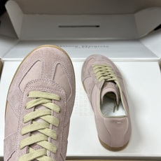 男➕10 顶级品质(飞机盒➕10 下单备注)Maison Margiela MM6马吉拉 经典款德训鞋2 男➕10 顶级品质(飞机盒➕10 下单备注)Maison Margiela MM6马吉拉 经典款德训鞋2