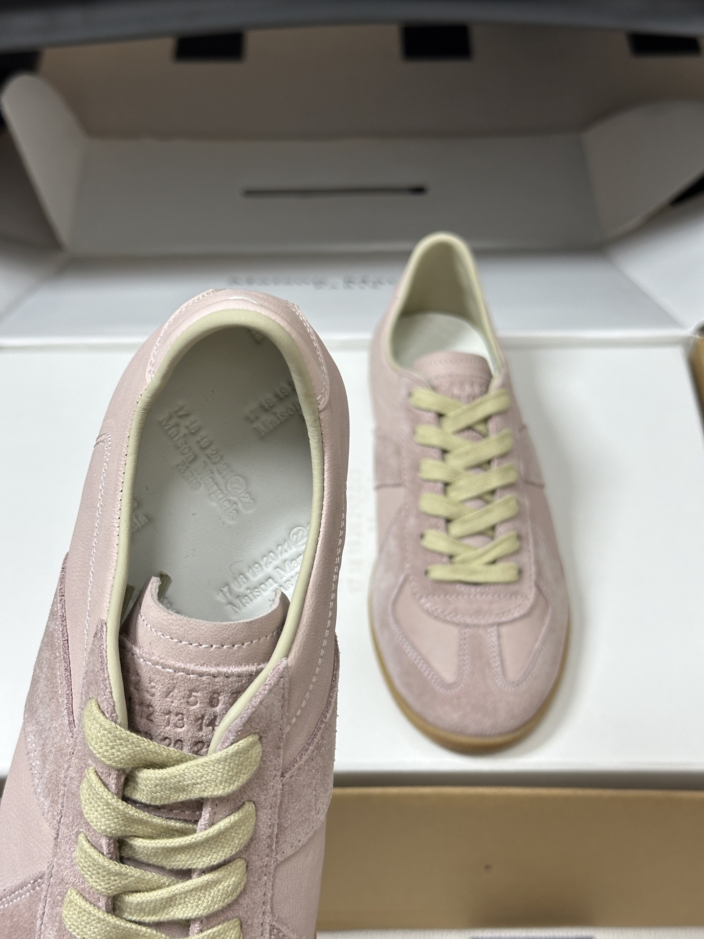 男➕10 顶级品质(飞机盒➕10 下单备注)Maison Margiela MM6马吉拉 经典款德训鞋2 男➕10 顶级品质(飞机盒➕10 下单备注)Maison Margiela MM6马吉拉 经典款德训鞋2