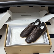 男➕10 顶级品质(飞机盒➕10 下单备注)Maison Margiela MM6马吉拉 经典款德训鞋2 男➕10 顶级品质(飞机盒➕10 下单备注)Maison Margiela MM6马吉拉 经典款德训鞋2