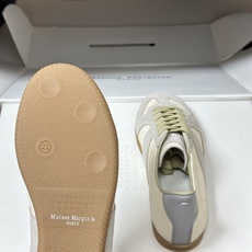 男➕10 顶级品质(飞机盒➕10 下单备注)Maison Margiela MM6马吉拉 经典款德训鞋2 男➕10 顶级品质(飞机盒➕10 下单备注)Maison Margiela MM6马吉拉 经典款德训鞋2