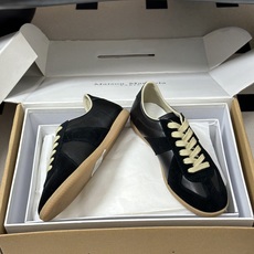 男➕10 顶级品质(飞机盒➕10 下单备注)Maison Margiela MM6马吉拉 经典款德训鞋2 男➕10 顶级品质(飞机盒➕10 下单备注)Maison Margiela MM6马吉拉 经典款德训鞋2
