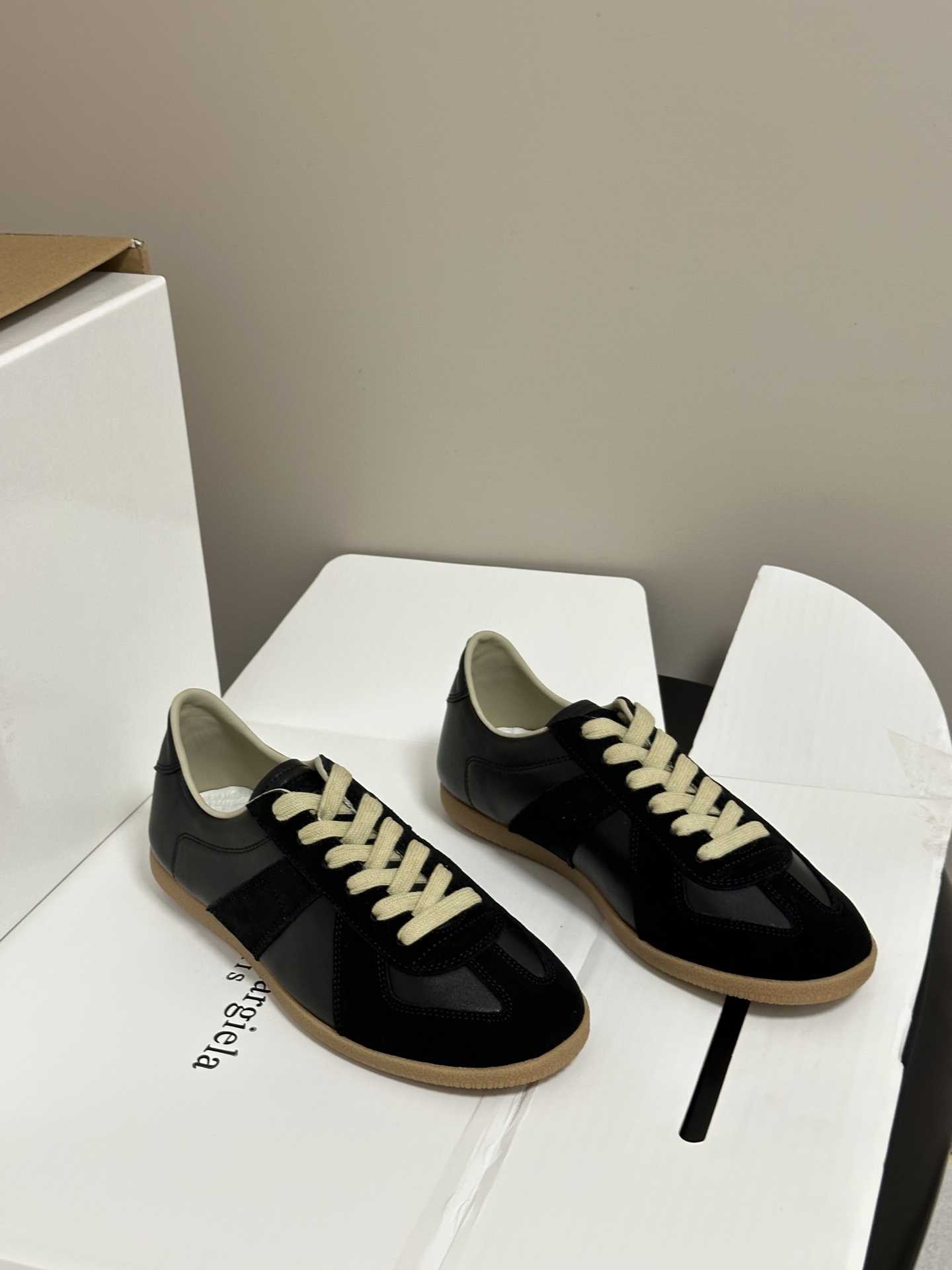 NO:874272,-Men's 10 top quality (airplane box 10 notes when ordering) Maison Margiela MM6 Margiela classic moral training shoes 2026 latest color matching lace-up casual sports shoes Margiela's most comfortable moral training shoes!  Full of retro feel!  Wear it casually and look classy!  The shoes are very light!  It's super comfortable and breathable to wear!  The most important thing is not to tire or grind your feet!  All year round!  Suitable for spring, summer, autumn and winter!  Timeless, original cowhide suede canvas upper, imported lambskin lining, soft, sweat-absorbent, breathable and comfortable, original open-molded rubber wear-resistant tendon bottom, size #women 35-40 #men 39-46 (45.46 custom-made, non-refundable), casual shoes/sports shoes, masion margiela, masion margiela, sneakers, cowhide, sheepskin, chamois leather19860909-男10 顶级品质（飞机盒10 下单备注） Maison Margiela MM6马吉拉 经典款德训鞋2026最新配色系带休闲运动鞋 马吉拉最最舒服的德训鞋子了！复古感满满！随便穿搭就可以很高级！ 鞋子很轻便！穿起来上脚超级舒服透气！最重要不累脚,不磨脚！一年四季！春夏秋冬皆适宜！永不过时 鞋面牛皮麂皮原版帆布 内里垫脚进口小羊皮、柔软吸汗透气舒适 鞋底原版开模橡胶耐磨牛筋底 码数#女款35-40 #男39-46（45.46定做不退换）,休闲鞋/运动鞋,masion margiela,masion margiela,sneakers,cowhide,sheepskin,chamois leather,Women's Shoes