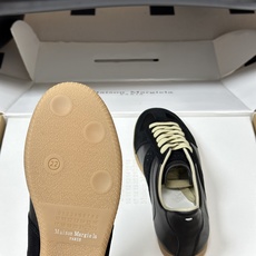 男➕10 顶级品质(飞机盒➕10 下单备注)Maison Margiela MM6马吉拉 经典款德训鞋2 男➕10 顶级品质(飞机盒➕10 下单备注)Maison Margiela MM6马吉拉 经典款德训鞋2